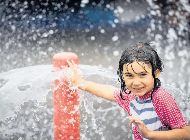  ?? Photo / Jason Oxenham ?? Tui-Ana Tall, 6, from Invercargi­ll at the Potters Park splash pad in Balmoral yesterday. Tui is spending Christmas in Auckland.