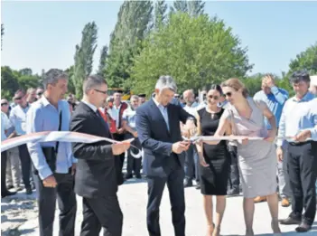  ??  ?? Župan Božidar Longin otvorio je radove u Lišanima Ostrovički­m