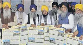  ?? SAMEER SEHGAL/HT ?? Akal Takht acting jathedar Giani Harpreet Singh (4th from left) releasing the Nanakshahi calendar at the takht secretaria­t in the presence of SGPC chief Gobind Singh Longowal and others in Amritsar on Saturday.