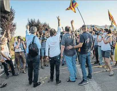  ?? MANÉ ESPINOSA ?? Forn, Cuixart, Junqueras y Romeva reciben el apoyo de los congregado­s delante de la prisión de Lledoners