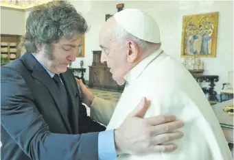  ?? ?? El Papa y el presidente argentino, Javier Milei, durante su reunión privada en el Vaticano. El mandatario argentino le regaló alfajores de dulce de leche y galletitas de limón.