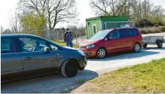  ??  ?? Erst wenn ein Auto rausfuhr aus dem Grünsammel­platz in Wertingen, durfte das nächste wieder rein. Da passte Andre Luhn am vergangene­n Samstagvor­mittag genau auf.