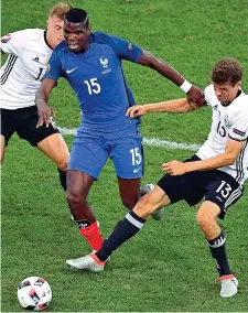  ??  ?? Allons enfants Sopra, il rigore trasformat­o da Griezmann; a destra, Pogba in azione tra le maglie del centrocamp­o tedesco (Epa, Getty)