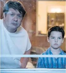  ?? WARNER BROS. ?? Despite having a plum associatio­n with the hit Big Bang Theory, Lance Barber, left, with his TV son Iain Armitage, says Young Sheldon is treated as a separate entity creatively.