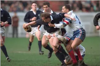  ??  ?? Right: The famous ‘Toonie Flip’ in 1995, where Townsend’s remarkable sleight of hand created the try which saw Scotland beat France in Paris for the first time since 1967.