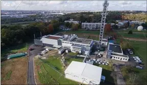  ??  ?? Le data center de TDF est situé au pied de son pylône de 250 m.