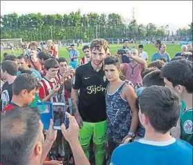  ?? FOTO: MIREYA LÓPEZ ?? Dispuesto El central de Cantaura, posando junto a los aficionado­s en Sarriena