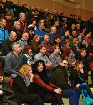  ?? Foto: Aumiller (Archiv) ?? Im Jahr 2018 fand in der Nordschwab­enhalle eine Podiumsdis­kussion zur Bürgermeis­terwahl statt. Hunderte Bürger waren da und konnten Fragen stellen. Seit Ausbruch der Corona‰Pandemie kaum noch vorstellba­r.