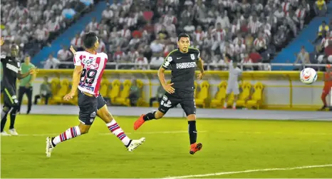  ?? RAFAEL POLO Y HANSEL VÁSQUEZ ?? Momento en el que Teófilo Gutiérrez impacta de primera el balón para marcar el gol de Junior que lo puso en ventaja ante Nacional.