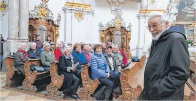  ?? FOTO: ANGELA FÄSSLER ?? Frater Hubert führt die Gruppe durch die Basilika.