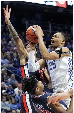  ?? AP/JAMES CRISP ?? Kentucky’s PJ Washington shoots while being defended by Auburn’s Anfernee McLemore (bottom) and Chuma Okeke on Saturday in Lexington, Ky. Washington, who is averaging 17.1 points in SEC games, had 24 points to lead the Wildcats in an 80-53 victory. The Wildcats host Arkansas at 8 p.m. tonight.