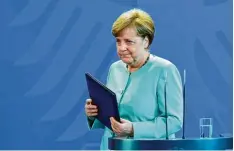  ?? Foto: Tobias Schwarz, afp ?? Bundeskanz­lerin Angela Merkel lobt die Gruppen, Bundesstaa­ten und Unternehme­n die sich in den USA gegen Trumps Kurs stellen.