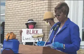  ?? (Arkansas Democrat-Gazette/Dale Ellis) ?? Wanda V. Neal (right), president of the Pine Bluff Chapter of the NAACP, joined the national organizati­on Wednesday in calling for federal legislatio­n on procedures and penalties in cases of police brutality.