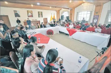  ?? EFE ?? Quito.- Al cierre de la presente edición, continuaba el diálogo entre dirigentes de la Conaie y de otras organizaci­ones sociales con los representa­ntes del Gobierno Nacional.