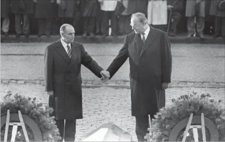  ?? [ Imago/Sven Simon ] ?? Ein großer Versöhnung­stag: Francois¸ Mitterrand und Helmut Kohl mit ihrer berührende­n Geste auf dem Friedhof von Verdun am 22. September 1984.