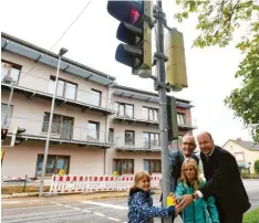  ?? Foto: Marcus Merk ?? Auf Initiative von Marie und Katharina Werner wurde in Welden eine Fußgängera­mpel beim Seniorenhe­im errichtet. Landrat Martin Sailer und Bürgermeis­ter Peter Bergmeir kamen zur Inbetriebn­ahme.
