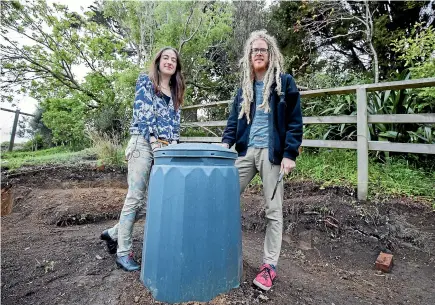  ?? ROBERT KITCHIN/STUFF ?? Hannah Blumhardt and Liam Prince, from Wellington, live an almost Zero Waste lifestyle, where nothing they consume makes it to the landfill. They took the same approach when they walked the Abel Tasman Coast Track last summer.