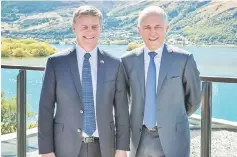  ?? — AFP photo ?? A handout photo shows New Zealand’s Prime Mnister Bill English (left) and his Australian counterpar­t Malcolm Turnbull posing for an official photograph in Queenstown.