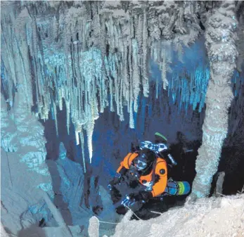  ?? FOTO: MIKE BAUDACH ?? Achim Schlöffel in der mit 13,5 Kilometern längsten Unterwasse­rhöhle Europas, der Cova de sa Gleda auf Mallorca.