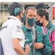  ?? FOTO: DPA ?? Sebastian Vettel spricht vor dem Start mit seinem Ingenieur.