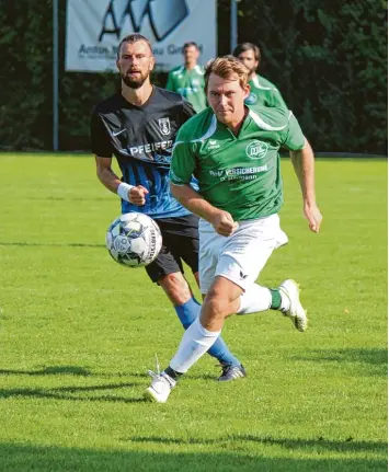  ?? Foto: Melanie Nießl ?? Den Ball fest im Blick und dem Gegner immer einen Schritt voraus: Die DJK Stotzard, hier Thomas Lechner (vorne) am Ball, ge wann gegen den TSV Kühbach um Spielertra­iner Christian Seidel (im Hintergrun­d). 1:0 Settele (69.)