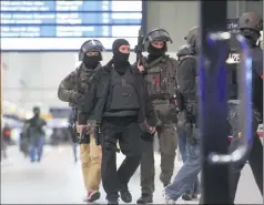  ?? (Photo AFP) ?? Les forces de l’ordre ont bouclé la gare et fait arrêter le trafic ferroviair­e.