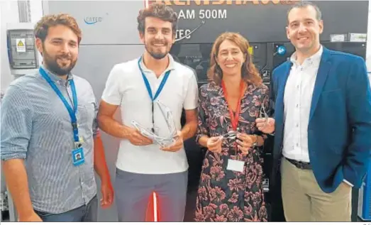  ?? M. G. ?? Carlos Galleguill­os, Antonio Periñán y Fernando Lasagni, de Catec, y Marta García-Cosío, de CiTD, con varios de los elementos fabricados para el satélite.