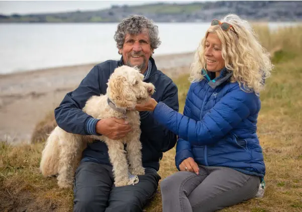  ??  ?? DON’T FENCE ME IN: Charlie Bird with his wife Claire Mould and dog Tiger enjoying the sea air. Photo: Owen Breslin