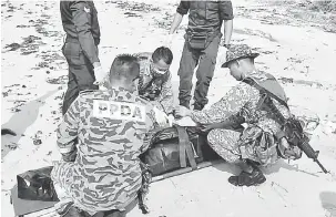  ?? — Gambar Bernama ?? JUMPA: Anggota pasukan penyelamat berjaya menemui dua lagi mayat dalam kejadian 24 mangsa pendatang asing tanpa izin (PATI) yang dilaporkan hilang di perairan Tanjung Penyusup, di Kota Tinggi, semalam.