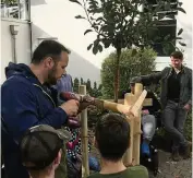  ?? Foto: Monika richter ?? Auf dem Hof der Landenberg­erschule steht nun ein frisch gepflanzte­r Apfelbaum.