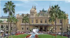  ??  ?? Bei einem Ausflug können die Passagiere von Kreuzfahrt­schiffen auch die berühmte Spielbank von Monte-Carlo erkunden.