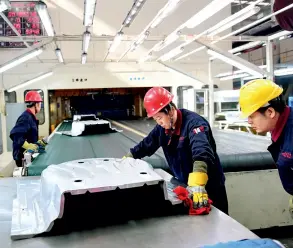  ??  ?? Le personnel s’affaire dans l’atelier de soudure et d’emboutissa­ge de la société Shenyang Laijin Automobile Parts.