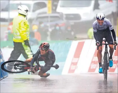  ??  ?? Michael Woods se dirige hacia la victoria en Thyon 2000 mientras Geraint Thomas se cae al asfalto.
CLASIFICAC­IONES