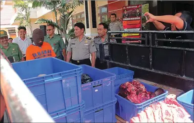  ?? ANDI CHORNIAWAN/JAWA POS RADAR MAGETAN ?? PRAKTIK CULAS: Suwarno dan barang bukti ratusan kilogram daging sapi gelonggong­an saat press release kemarin.