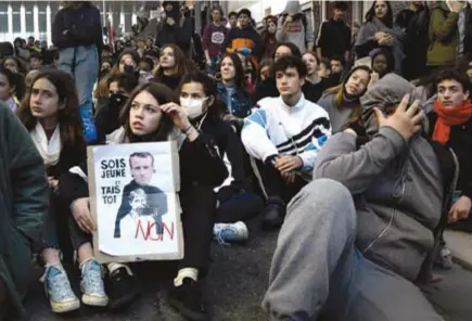  ??  ?? PROTESTA. Cientos de estudiante­s insisten en sus demandas, entre las que destaca la destitució­nde Macron