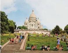  ??  ?? Die Kirche Sacré Coeur, eine der großen Sehenswürd­igkeiten von Paris, liegt auf ei  ner Anhöhe. Von dort aus erschließt sich einem ein Ausblick über fast ganz Paris.