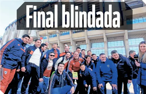  ?? FOTO: EFE ?? Aficionado­s de Boca y River conviven fuera del estadio Santiago Bernabéu. /