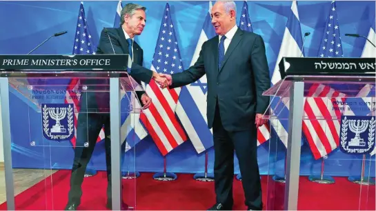  ?? AP ?? El secretario de Estado, Antony Blinken, da la mano al primer ministro israelí, Benjamin Netanyahu, tras la rueda de prensa conjunta