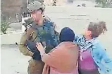  ??  ?? Bofetada viral. El video en que la joven palestina le pega a un soldado israelí recorrió el mundo y la hizo famosa.