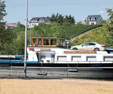  ?? Foto: Anouk Antony ?? Auf der Mosel ist die Binnenschi­fffahrt noch uneingesch­ränkt möglich. Schwierig wird es ab der Mündung in den Rhein.