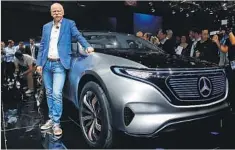  ??  ?? NY MODELLREKK­E: Styreforma­nn i Daimler og leder av Mercedes-Benz, Dieter Zetsche, viser fram en Mercedes EQ på Paris auto show 29. september i fjor.