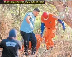  ??  ?? AUTORIDADE­S RECUPERARO­N AYER EL CADÁVER DE UNA PERSONA DE UN RÍO CERCA DEL REPARTO SANTA MARGARITA DE CUSCATANCI­NGO. NO DETERMINAR­ON CANTIDAD DE LESIONES.