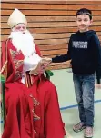  ?? FOTO: LINDENSCHU­LE ?? Der Nikolaus war im Bischofsge­wand da.