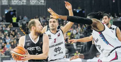  ?? FOTO: MIREYA LÓPEZ ?? Thomas Schreiner El base del Bilbao Basket ha comenzado muy bien la competició­n de la LEB Oro, como todo el equipo