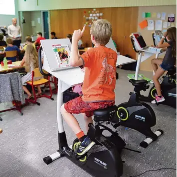  ?? Foto: Daniel Karmann, dpa ?? Fahrradfah­ren im Deutschunt­erricht? Die Schüler des Friedrich Dessauer Gymnasiums in Aschaffenb­urg haben damit gute Erfah rungen gemacht.