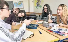  ?? RP-FOTO: LISA KREUZMANN ?? Leander, Selin, Larissa und Milla (v. l.) aus der 8a haben gemeinsam mit ihren Klassenkam­eraden eine Broschüre entwickelt.