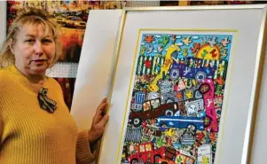  ?? Foto: amei ?? Die Neuburger Galeristin Barbara Nassler hat es möglich gemacht, dass über 550 Bilder und 373 Objekte aus dem Privatlebe­n von James Rizzi im Neuburger Schloss zu sehen sind.