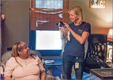  ?? ERIKA RICH PHOTOS FOR AMERICAN-STATESMAN ?? Heather Allard, who coordinate­s the PALS program through Meals on Wheels Central Texas, talks to Dorothy Brown about how a visit to the veterinari­an went.