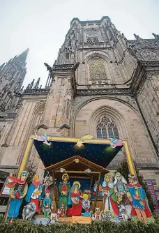  ??  ?? Jablíčkový betlém Betlém Emmy Srncové působí vedle katedrály jako miniatura, je však v životní velikosti. 2x foto: Michal Turek, MAFRA