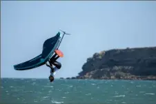  ??  ?? Le Surf freestyle permet des figures aériennes spectacula­ires grâce à l’action combinée du foil et de l’aile, comme des rotations avant et arrière, tête en bas ! (crédit photo Zinou Guiri)